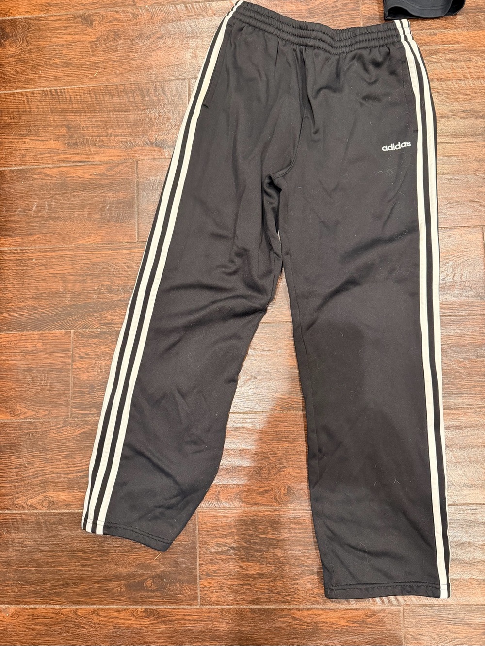 🔥 BUNDLE DEAL – 3 PAIRS MEN’S SWEATPANTS (M–XL) – PRICED TO SELL FAST 🔥